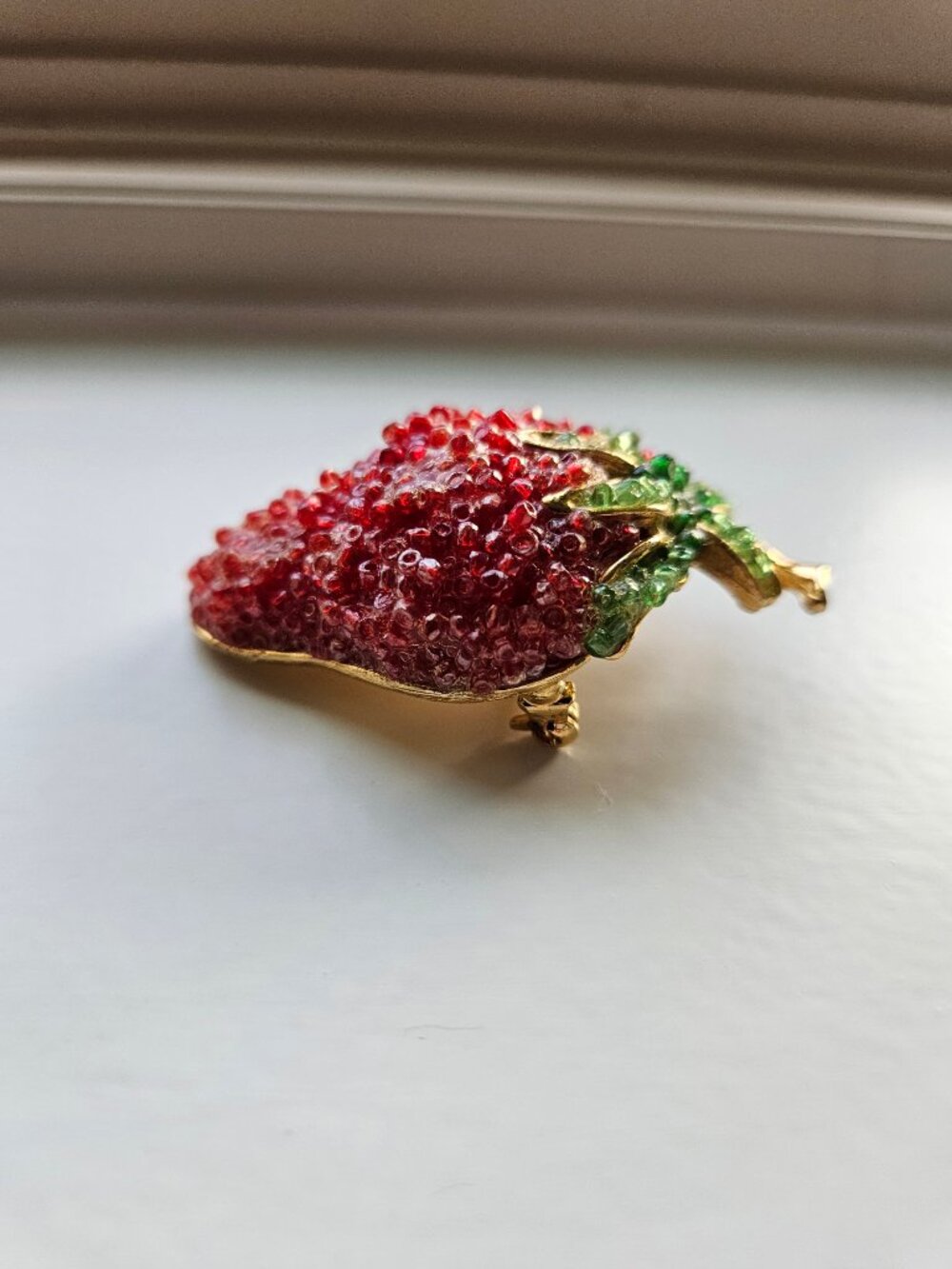 RARE & VINTAGE WEISS GLAZED STRAWBERRY CRYSTAL BROOCH /PIN IN HEAVY GOLD SETTING - Picture 9 of 15